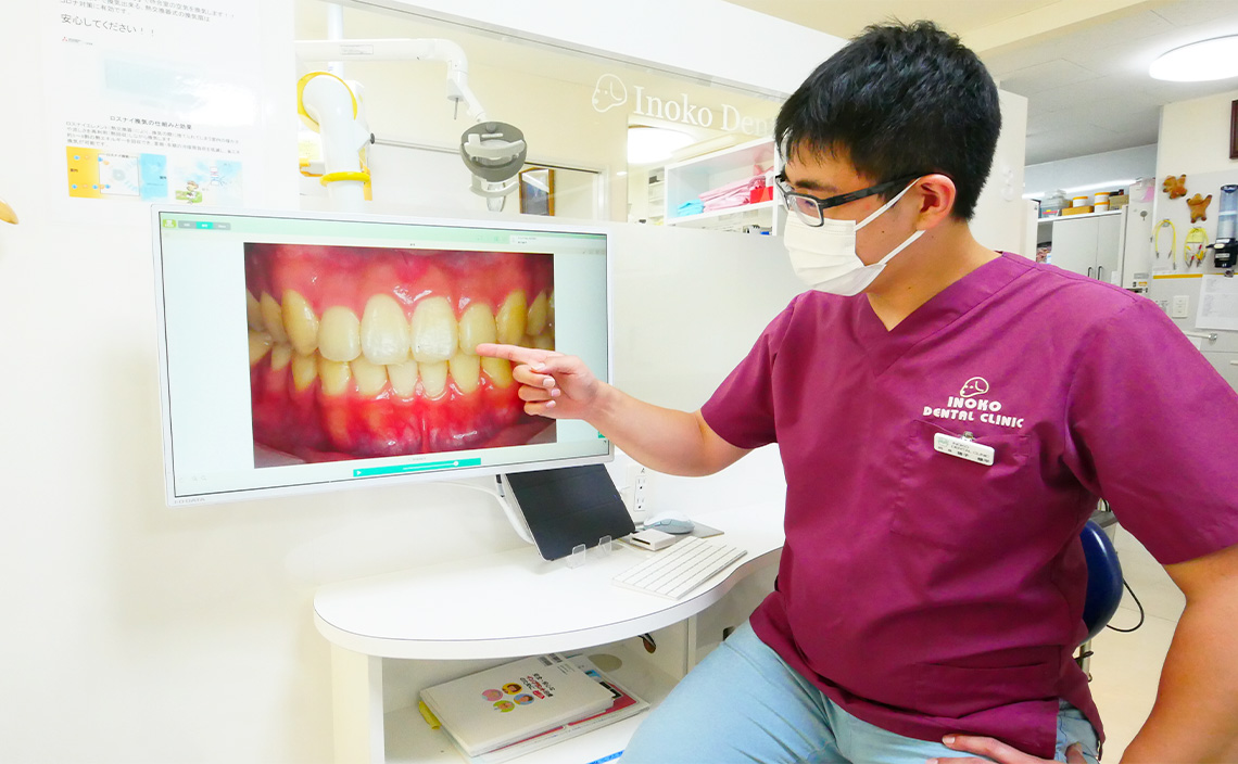 モニターで診療内容を説明する様子